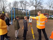 需要对年轻人进行调查